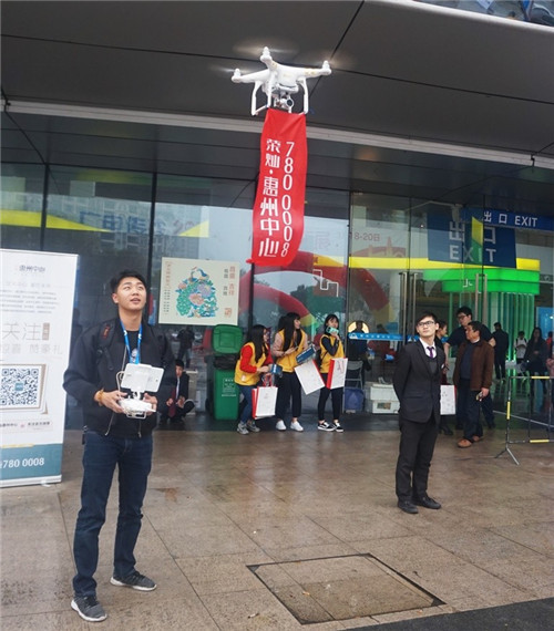 帥哥說，等下表演無人機翻跟頭給你們看