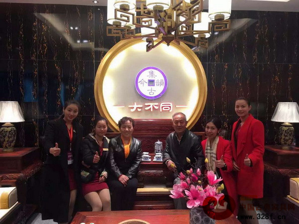 集古韻今銷售團隊與原故宮家具修復專家王秀林（右三）、明清家具鑒賞專家馬清竹（左三）合影