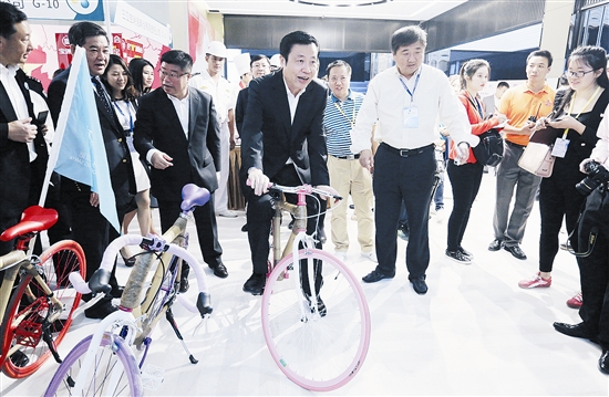 省委常委、市委書記張琦在海博會展區視察(圖2)