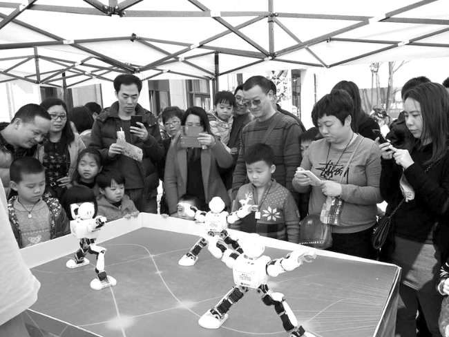 汕頭市首屆機器人科技展吸引眾多市民前往參觀(圖1) 汕頭市首屆機器人科技展吸引眾多市民前往參觀(圖1)