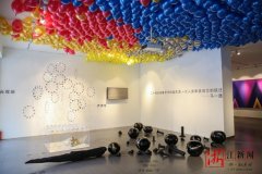 無與倫比抽象美，藝術家的抽象作品展覽值得看