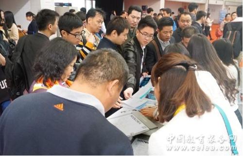希沃同步亮相京廣教裝展，吸引了眾多來賓關注(圖2)