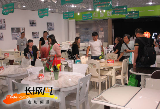 八方客商云集博覽會選購商品。邢亞南 攝