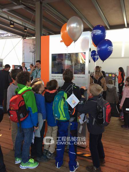圖為捷爾杰組織德國學生參觀展臺，了解科技對生活的改變