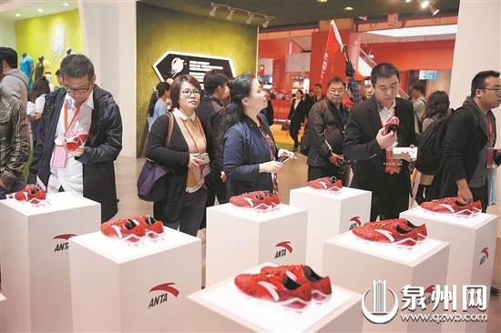 在晉江鞋博會上，客商參觀安踏足球展館