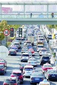 因為預案到位，雖然有大客流的短暫擁擠，但國展中心周邊道路還是秩序井然。