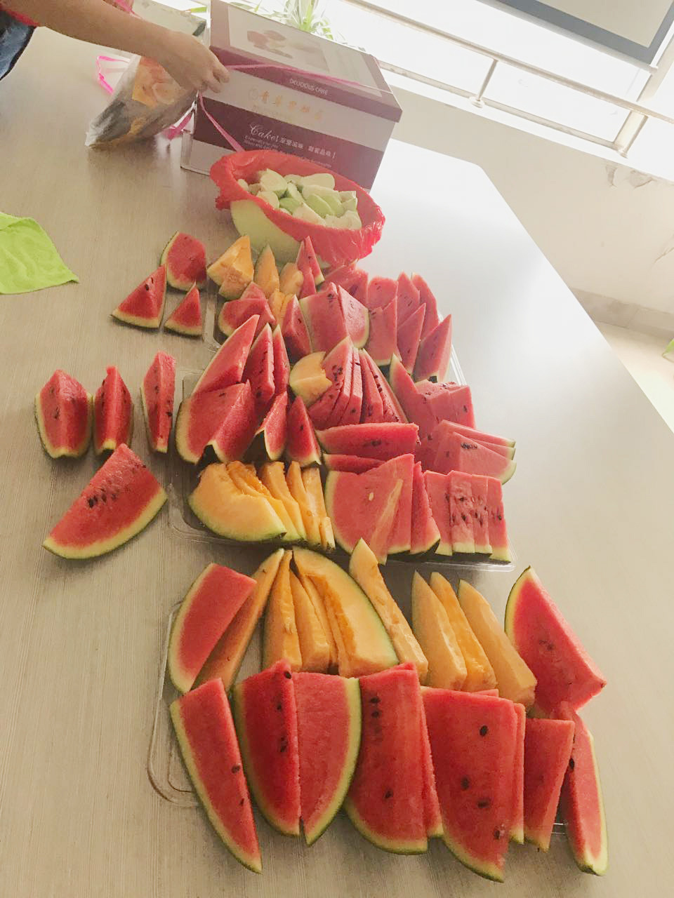 生日狂歡|首創全體同事舉杯祝小歡歡生日快樂。(圖2)
