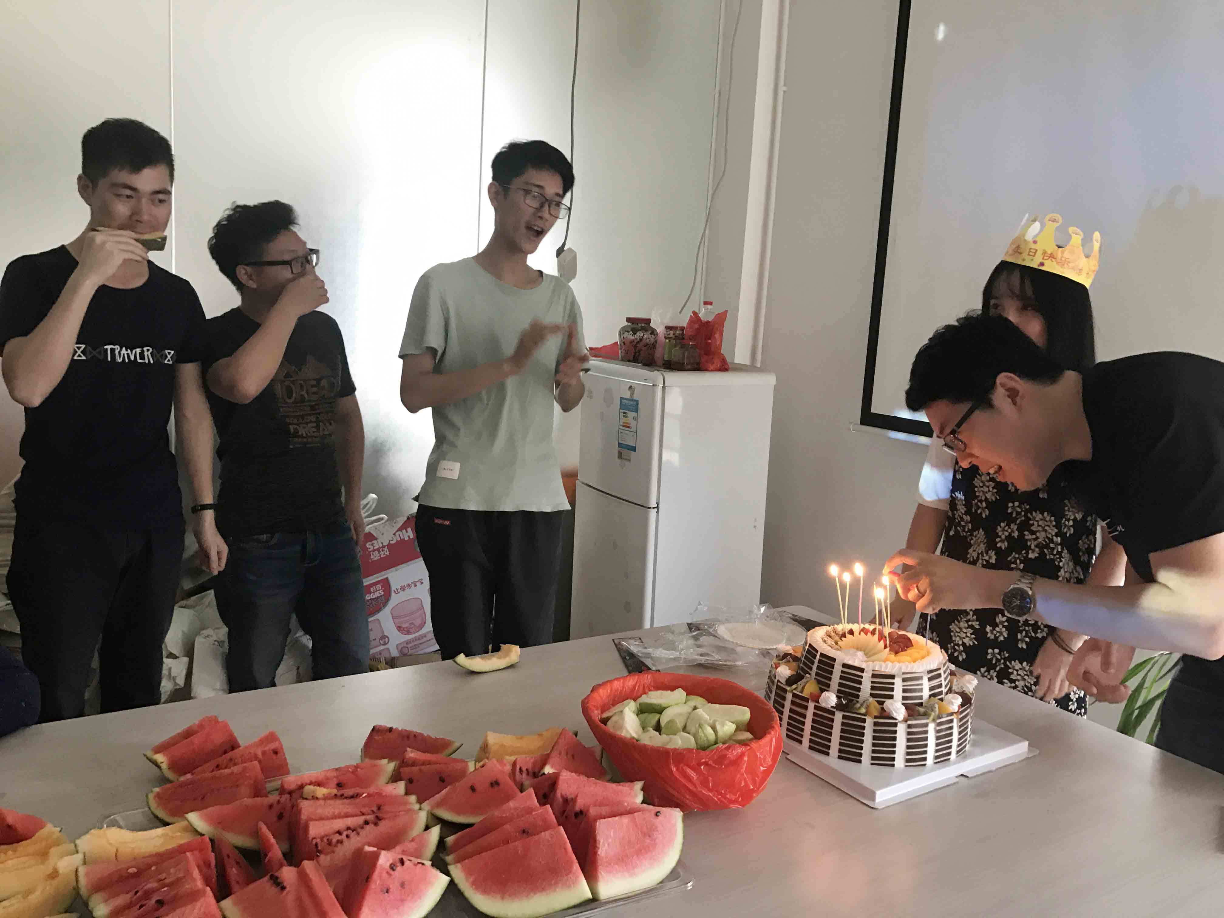 生日狂歡|首創全體同事舉杯祝小歡歡生日快樂。(圖3)