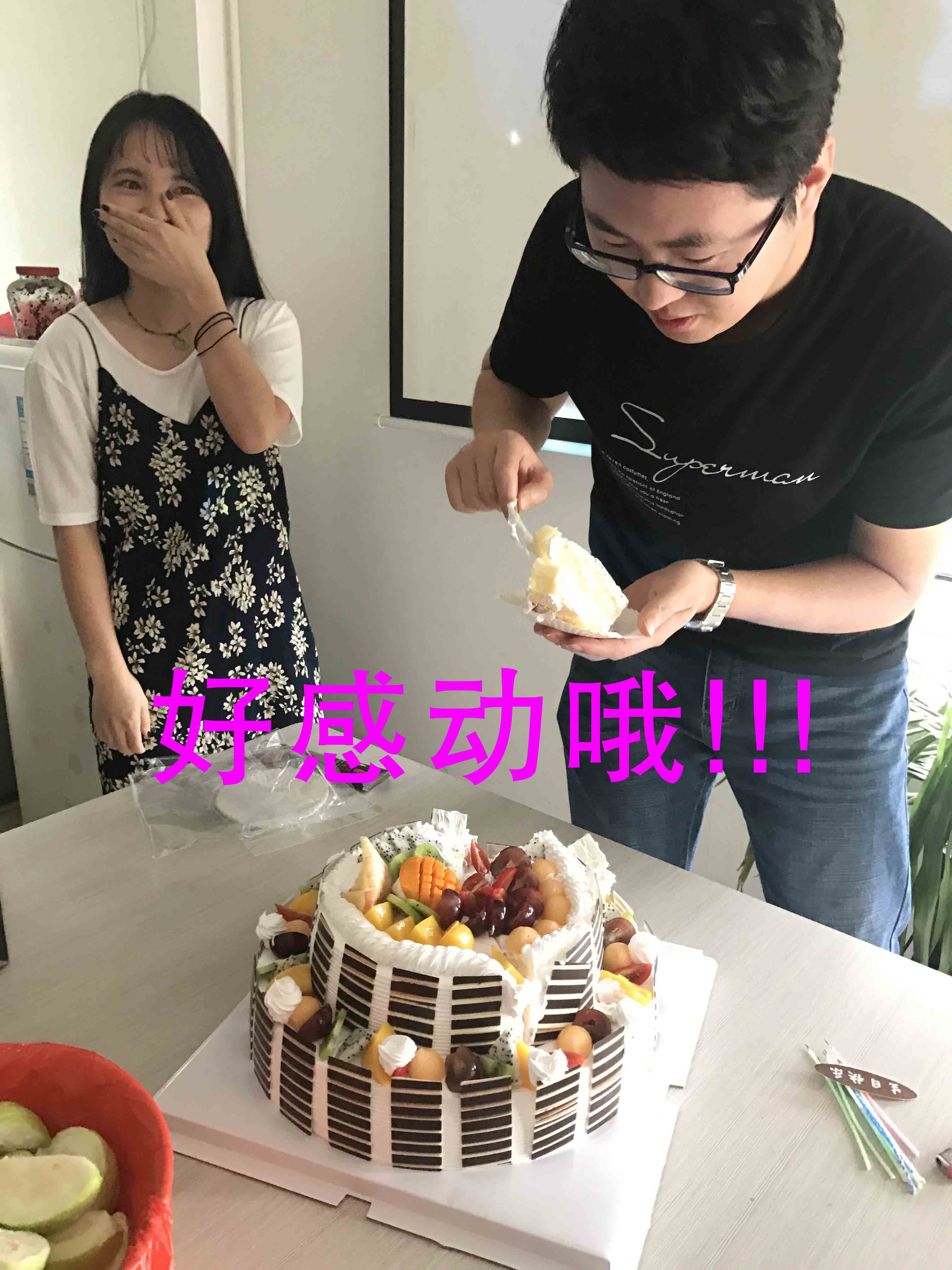 生日狂歡|首創全體同事舉杯祝小歡歡生日快樂。(圖6)