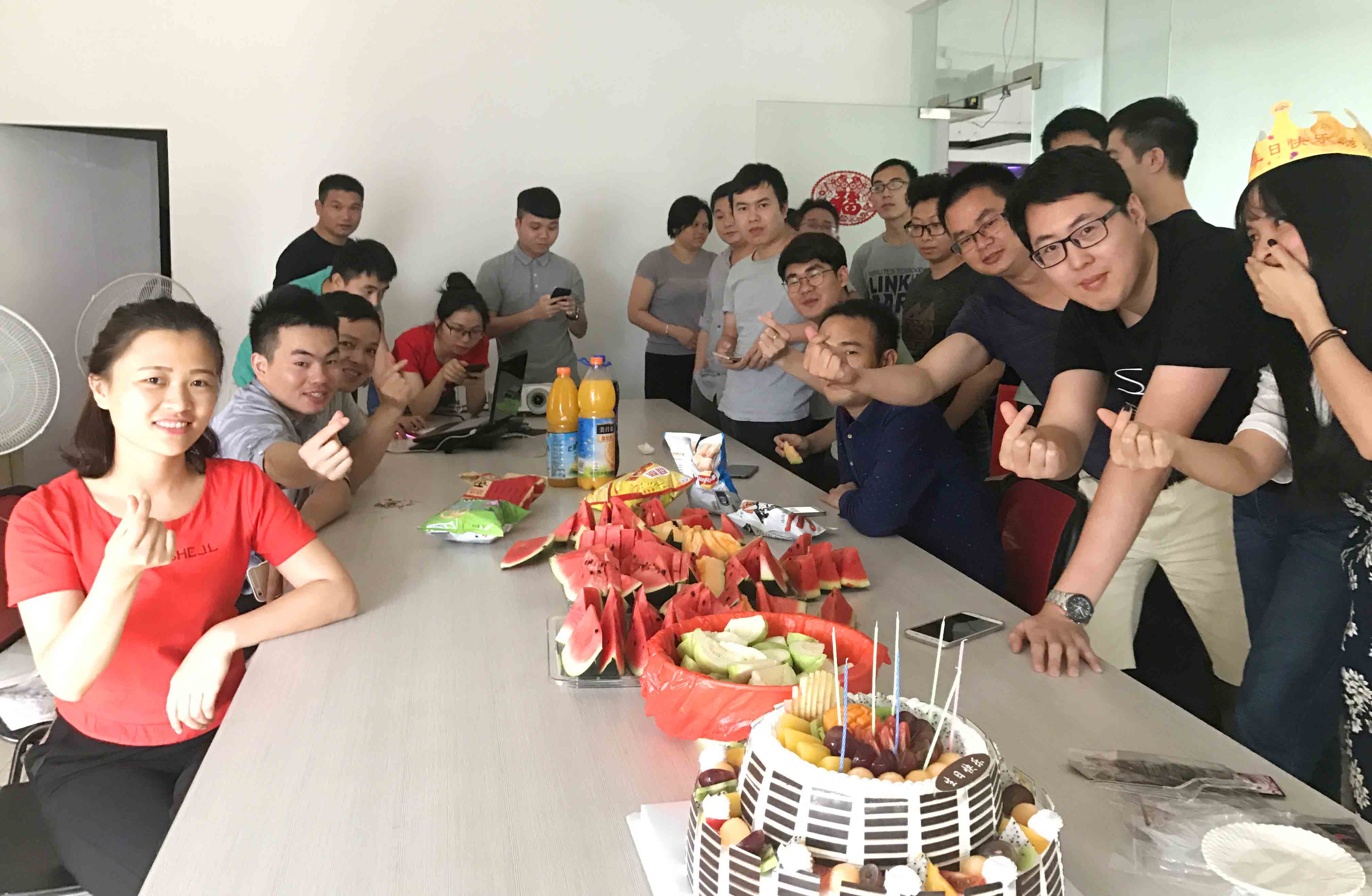 生日狂歡|首創全體同事舉杯祝小歡歡生日快樂。(圖8)