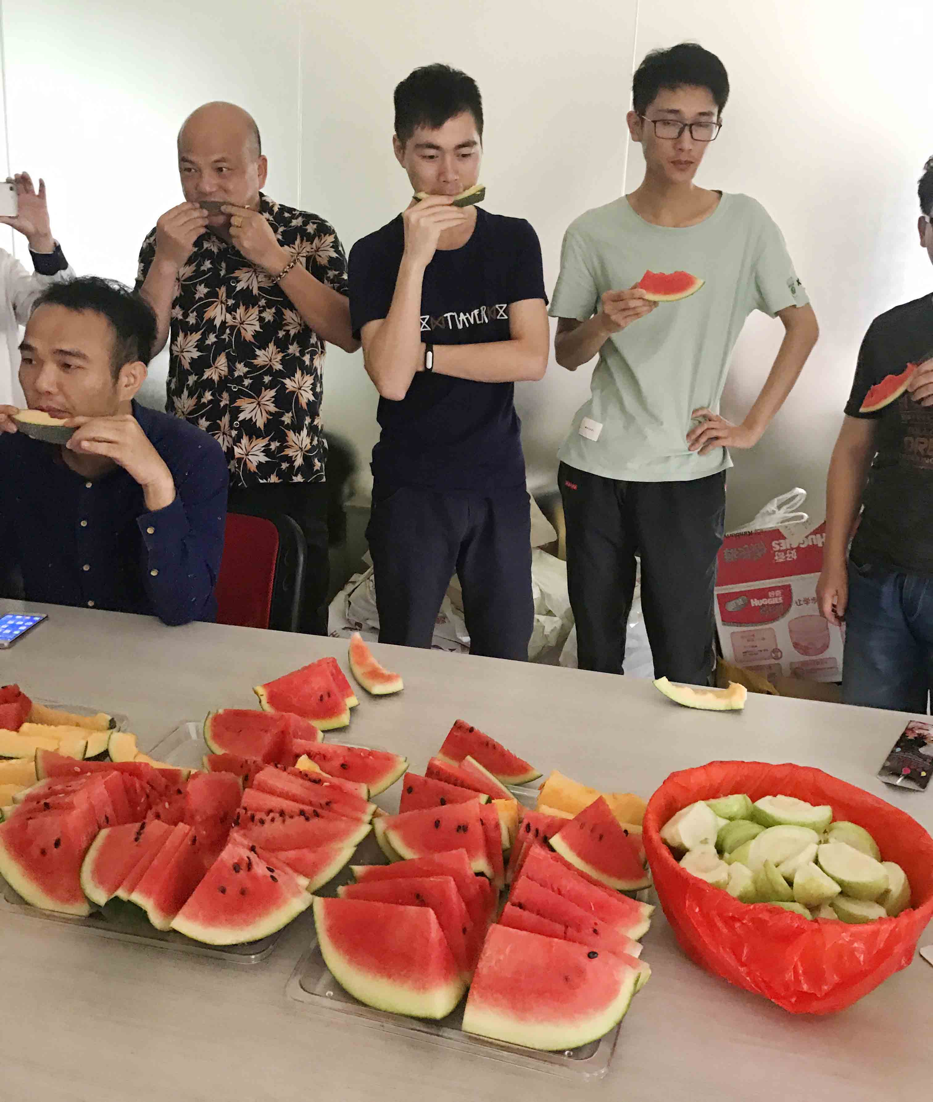 生日狂歡|首創全體同事舉杯祝小歡歡生日快樂。(圖11)