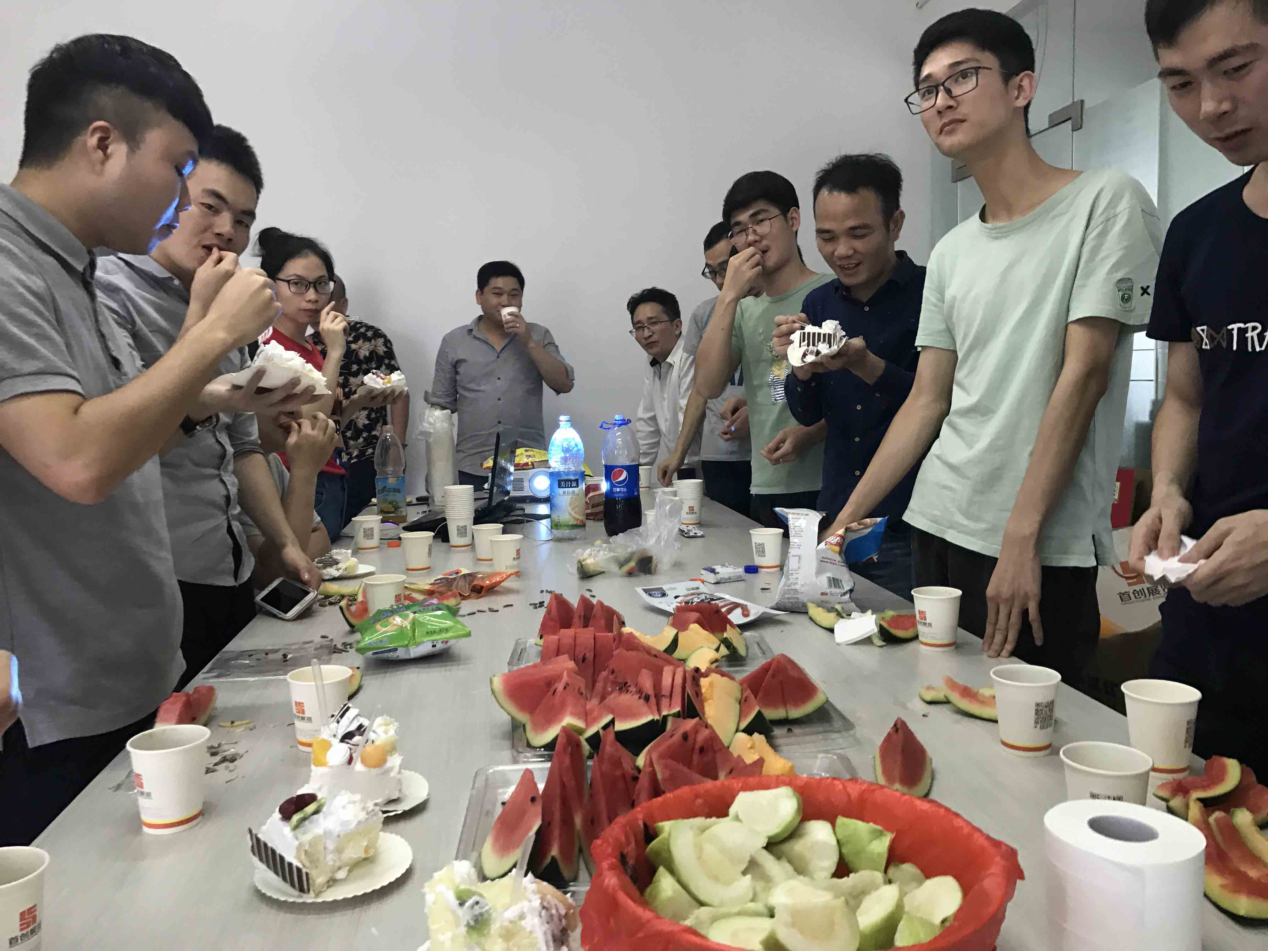 生日狂歡|首創全體同事舉杯祝小歡歡生日快樂。(圖12)